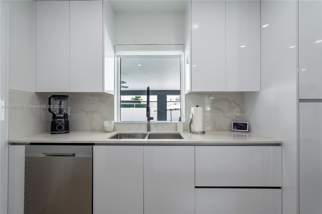 For Sale: $925,000 (4 beds, 2 baths, 1537 Square Feet)