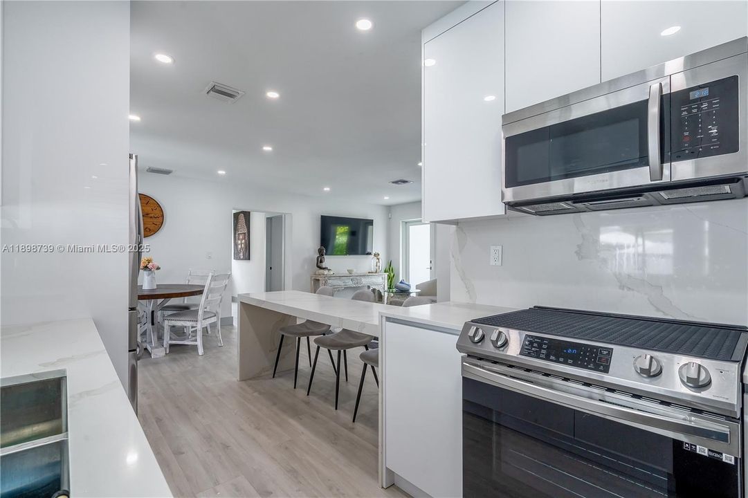 For Sale: $925,000 (4 beds, 2 baths, 1537 Square Feet)