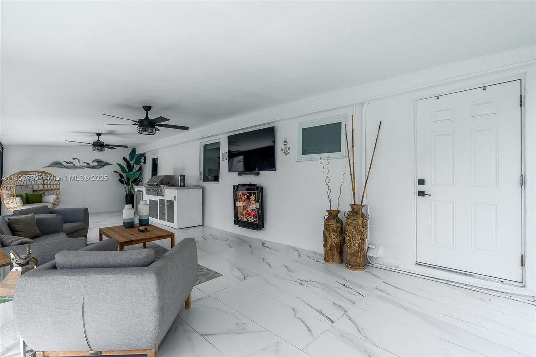 For Sale: $925,000 (4 beds, 2 baths, 1537 Square Feet)