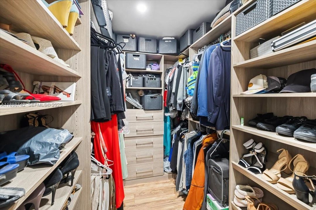 En Venta: $899,000 (4 camas, 2 baños, 2042 Pies cuadrados)