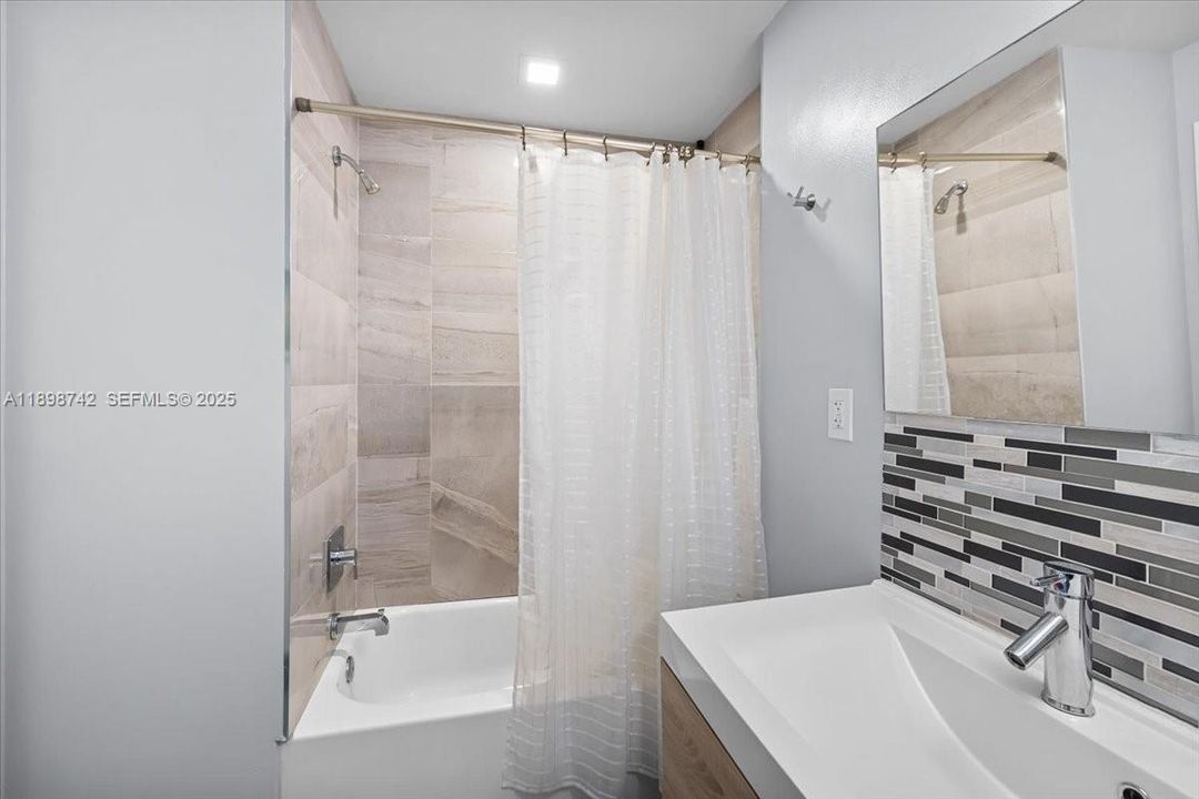 En Venta: $899,000 (4 camas, 2 baños, 2042 Pies cuadrados)