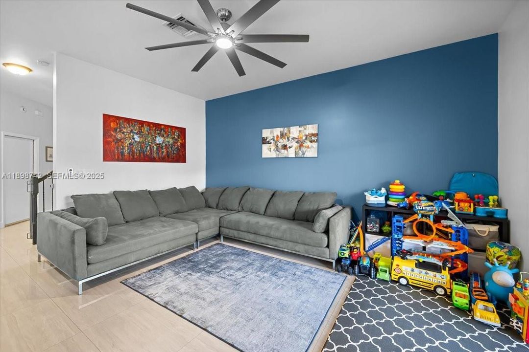 En Venta: $899,000 (4 camas, 2 baños, 2042 Pies cuadrados)