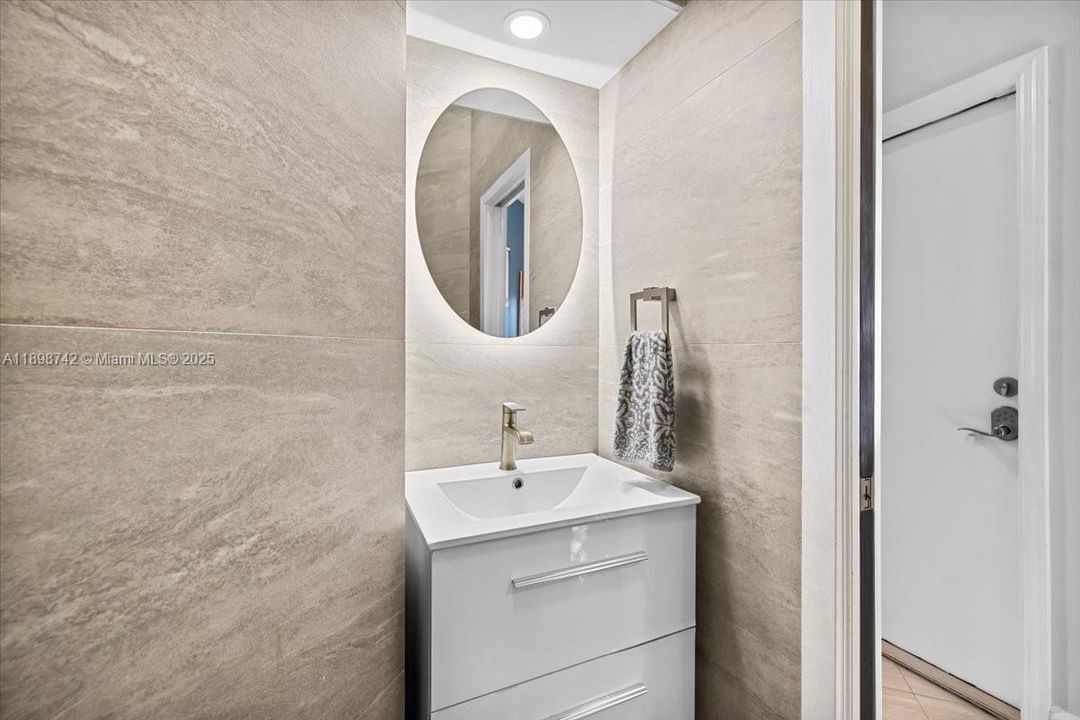 En Venta: $899,000 (4 camas, 2 baños, 2042 Pies cuadrados)