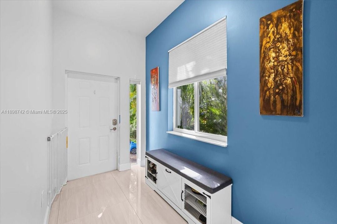 En Venta: $899,000 (4 camas, 2 baños, 2042 Pies cuadrados)