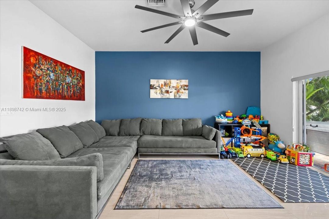 En Venta: $899,000 (4 camas, 2 baños, 2042 Pies cuadrados)