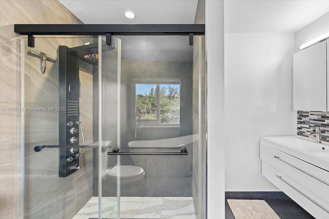 En Venta: $899,000 (4 camas, 2 baños, 2042 Pies cuadrados)