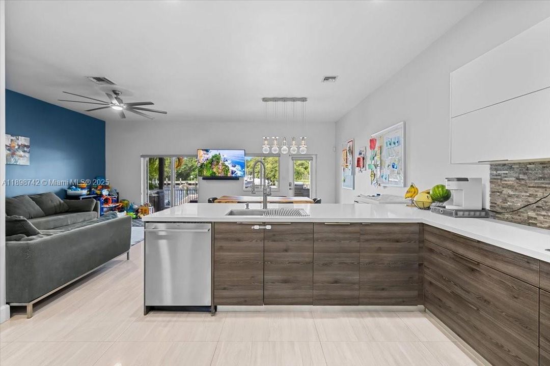 En Venta: $899,000 (4 camas, 2 baños, 2042 Pies cuadrados)