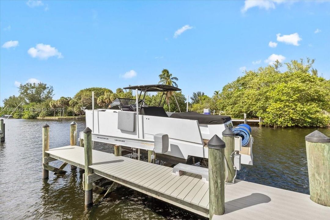 En Venta: $899,000 (4 camas, 2 baños, 2042 Pies cuadrados)