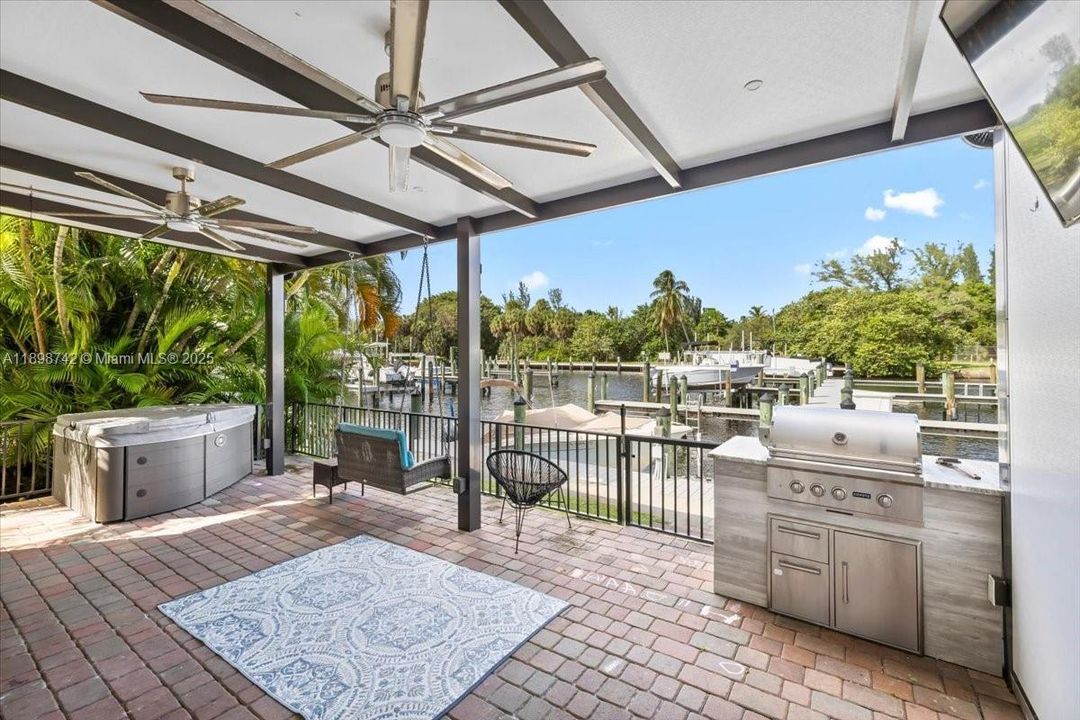 En Venta: $899,000 (4 camas, 2 baños, 2042 Pies cuadrados)