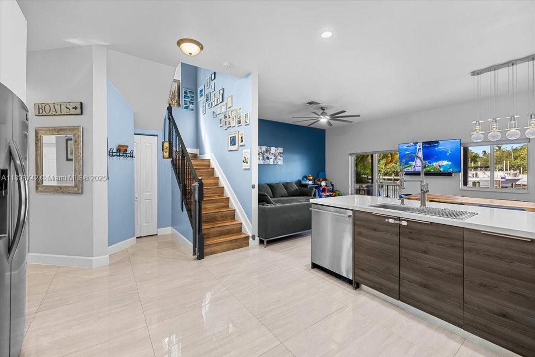 En Venta: $899,000 (4 camas, 2 baños, 2042 Pies cuadrados)