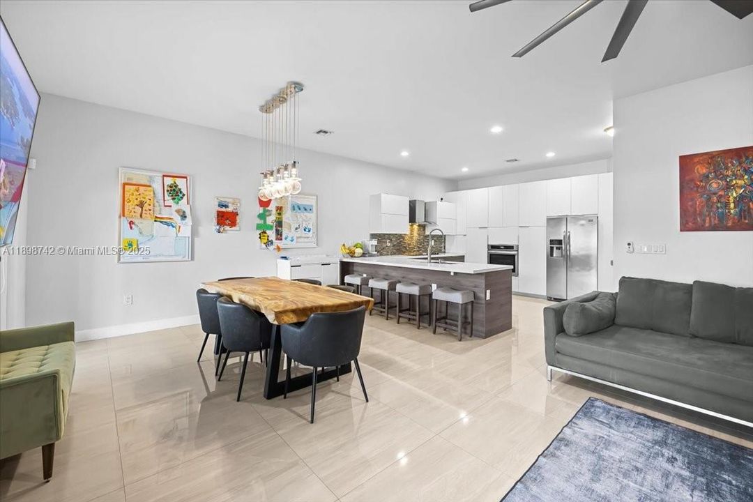 En Venta: $899,000 (4 camas, 2 baños, 2042 Pies cuadrados)