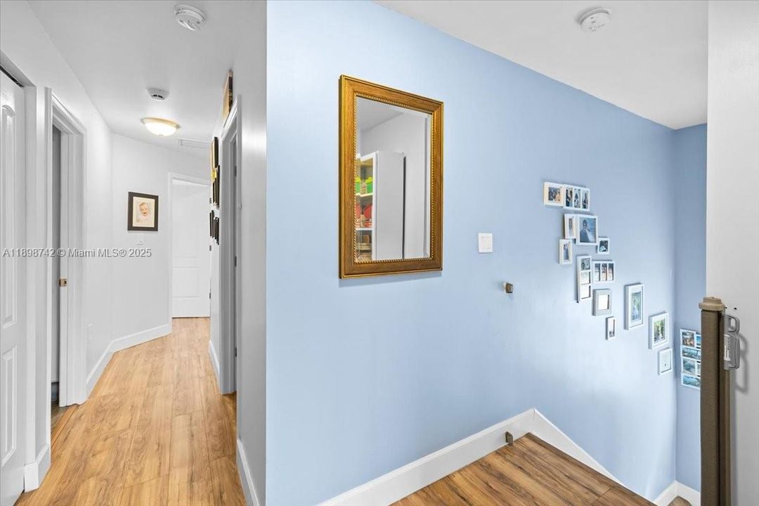 En Venta: $899,000 (4 camas, 2 baños, 2042 Pies cuadrados)