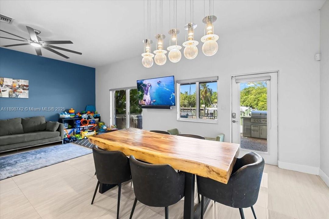 En Venta: $899,000 (4 camas, 2 baños, 2042 Pies cuadrados)