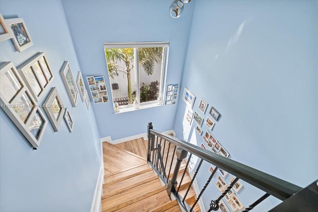 En Venta: $899,000 (4 camas, 2 baños, 2042 Pies cuadrados)