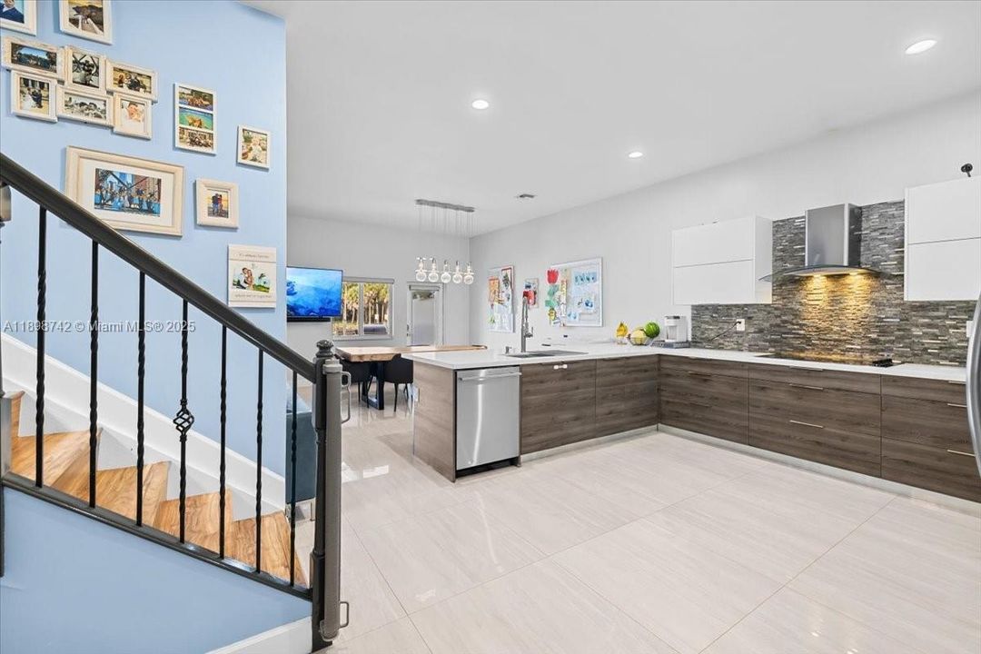 En Venta: $899,000 (4 camas, 2 baños, 2042 Pies cuadrados)