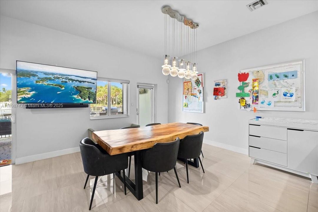 En Venta: $899,000 (4 camas, 2 baños, 2042 Pies cuadrados)