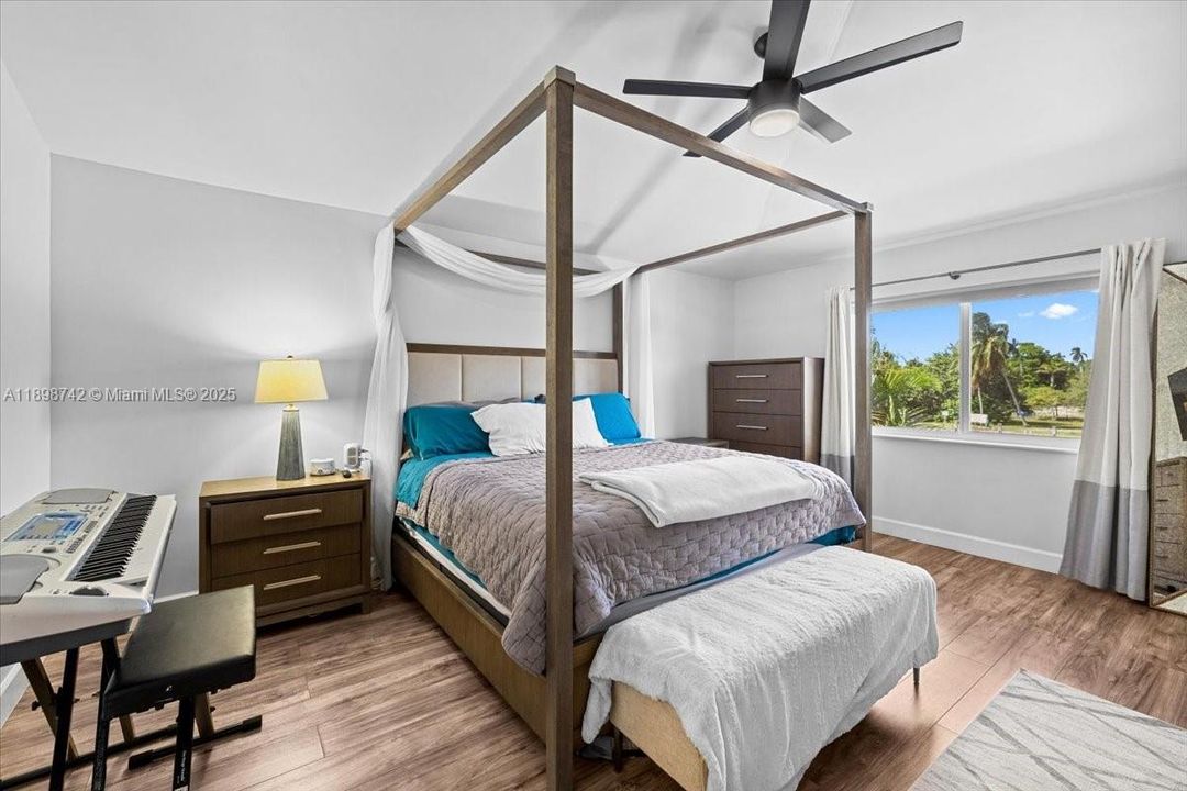 En Venta: $899,000 (4 camas, 2 baños, 2042 Pies cuadrados)