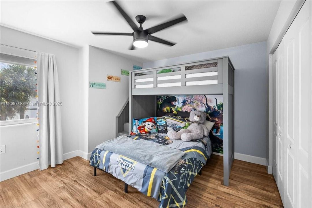 En Venta: $899,000 (4 camas, 2 baños, 2042 Pies cuadrados)