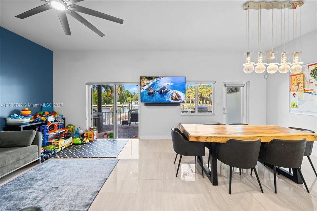 En Venta: $899,000 (4 camas, 2 baños, 2042 Pies cuadrados)