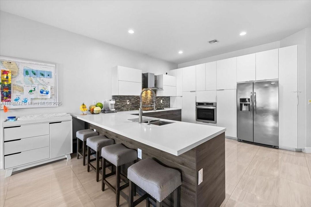 En Venta: $899,000 (4 camas, 2 baños, 2042 Pies cuadrados)