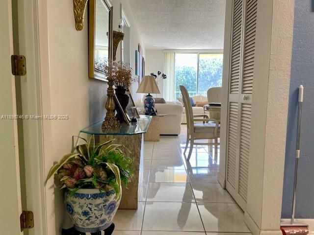 For Sale: $225,000 (1 beds, 1 baths, 690 Square Feet)