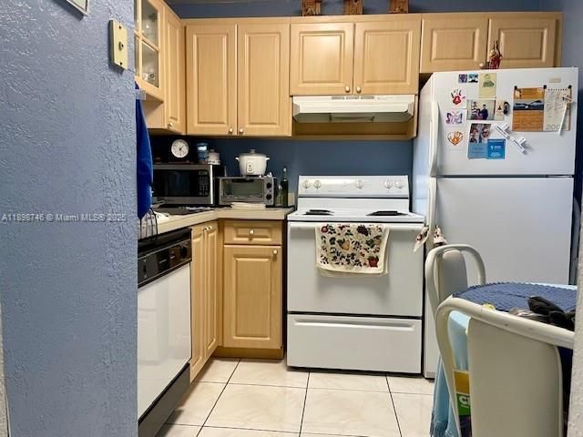 For Sale: $225,000 (1 beds, 1 baths, 690 Square Feet)