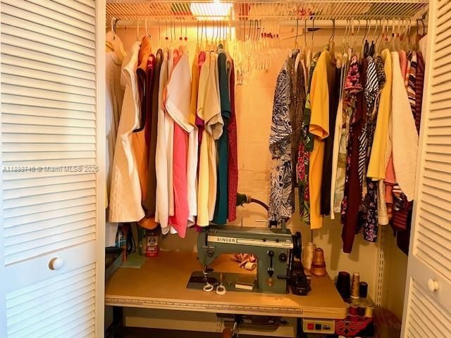 For Sale: $225,000 (1 beds, 1 baths, 690 Square Feet)