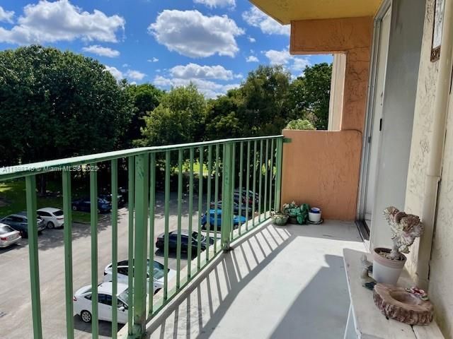 For Sale: $225,000 (1 beds, 1 baths, 690 Square Feet)