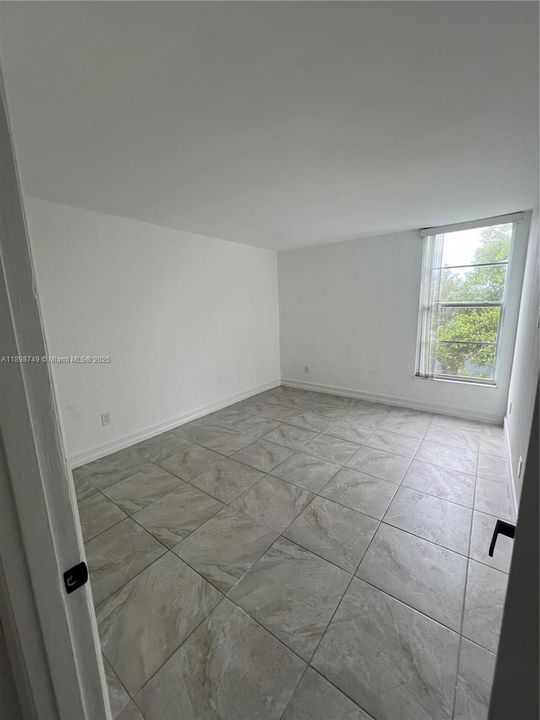 For Sale: $299,000 (2 beds, 1 baths, 900 Square Feet)