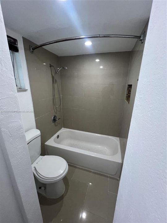 For Sale: $299,000 (2 beds, 1 baths, 900 Square Feet)