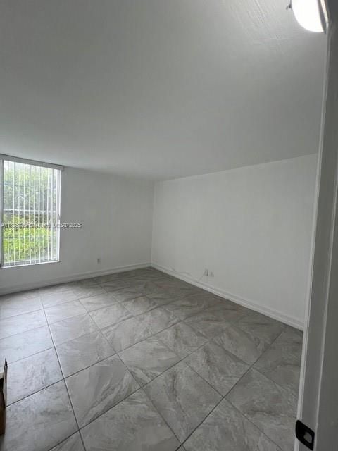 For Sale: $299,000 (2 beds, 1 baths, 900 Square Feet)