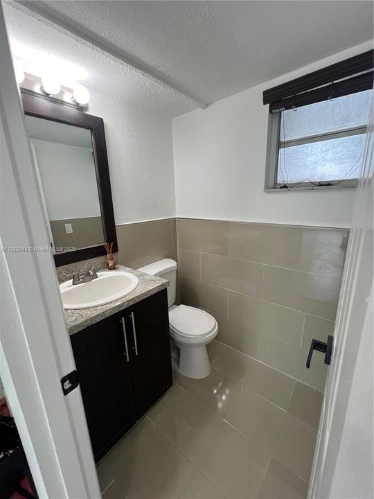 For Sale: $299,000 (2 beds, 1 baths, 900 Square Feet)