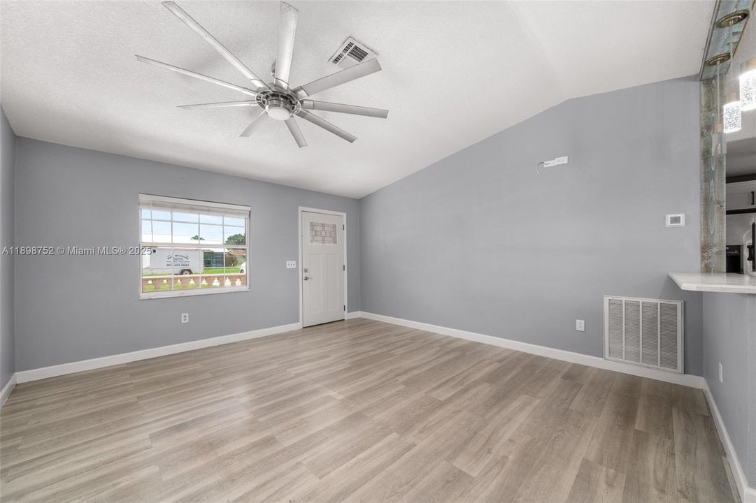 合同活跃: $249,900 (3 贝兹, 2 浴室, 0 平方英尺)