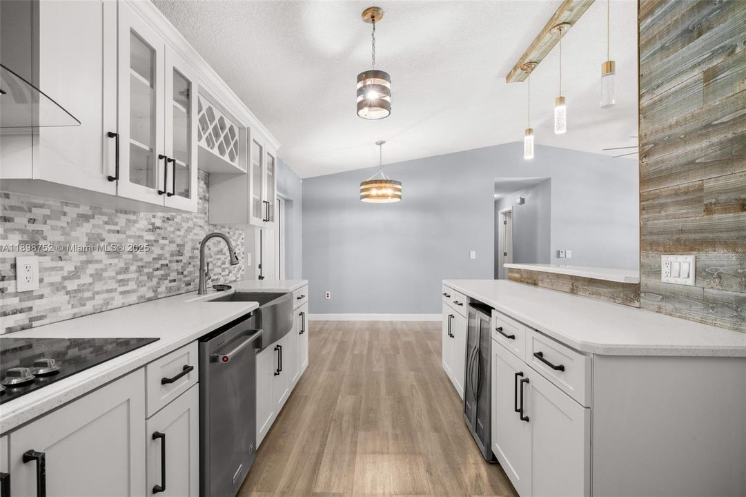 合同活跃: $249,900 (3 贝兹, 2 浴室, 0 平方英尺)