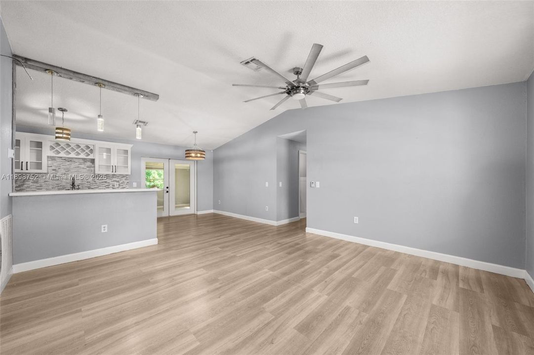 合同活跃: $249,900 (3 贝兹, 2 浴室, 0 平方英尺)