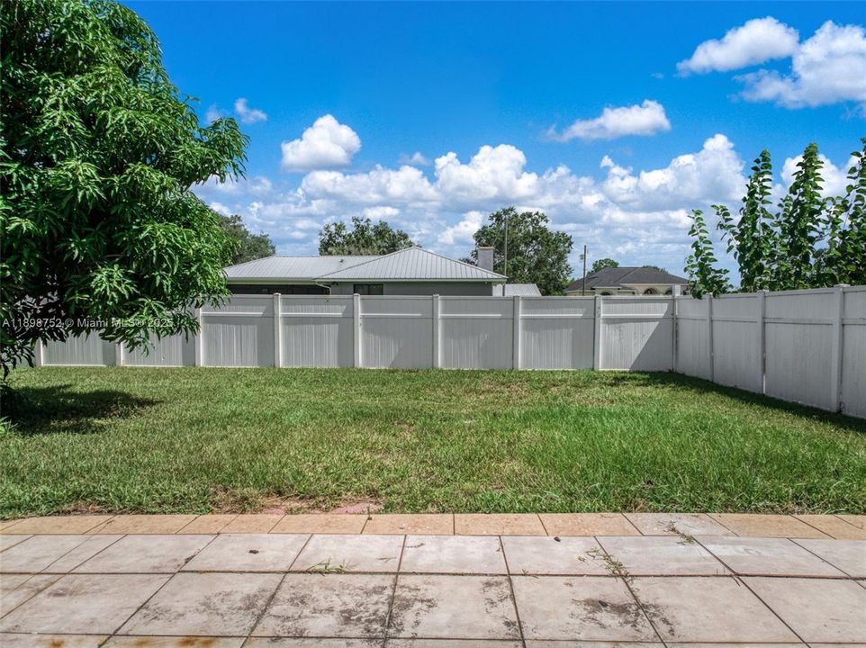 合同活跃: $249,900 (3 贝兹, 2 浴室, 0 平方英尺)