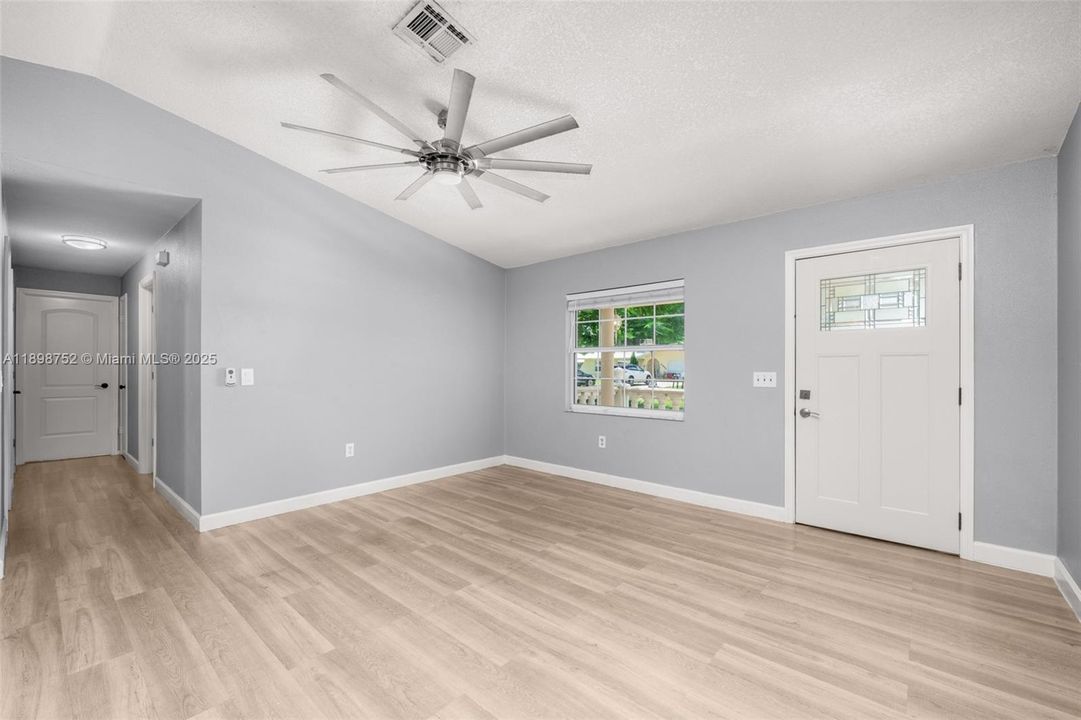 合同活跃: $249,900 (3 贝兹, 2 浴室, 0 平方英尺)