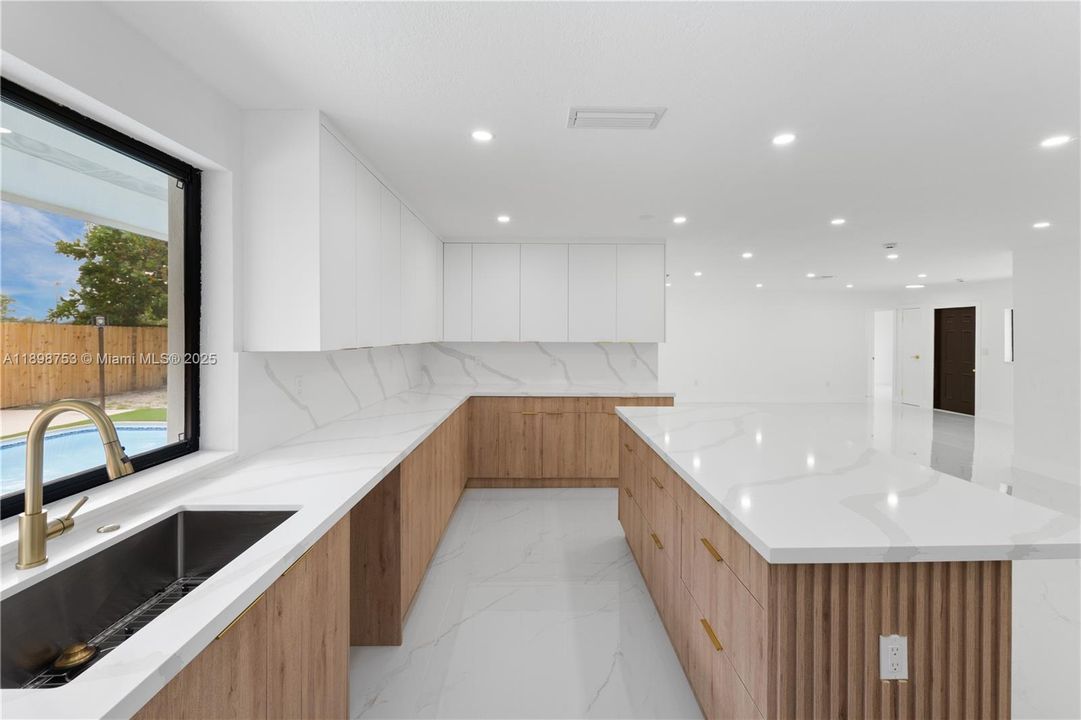 Под контрактом: $659,000 (4 спален, 3 ванн, 2132 Квадратных фут)