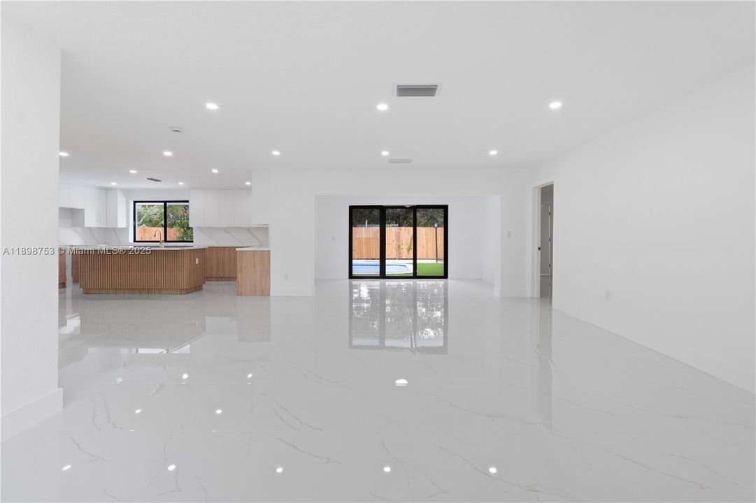 Под контрактом: $659,000 (4 спален, 3 ванн, 2132 Квадратных фут)