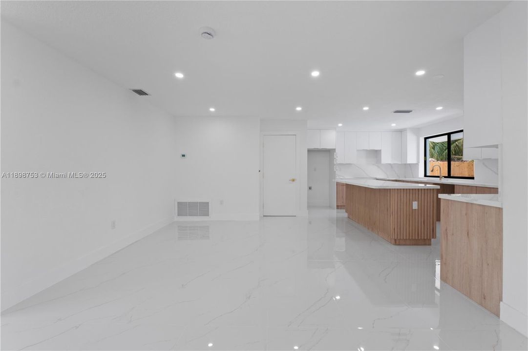 Под контрактом: $659,000 (4 спален, 3 ванн, 2132 Квадратных фут)