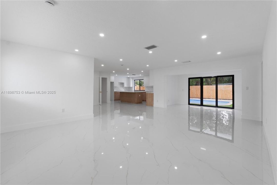 Под контрактом: $659,000 (4 спален, 3 ванн, 2132 Квадратных фут)