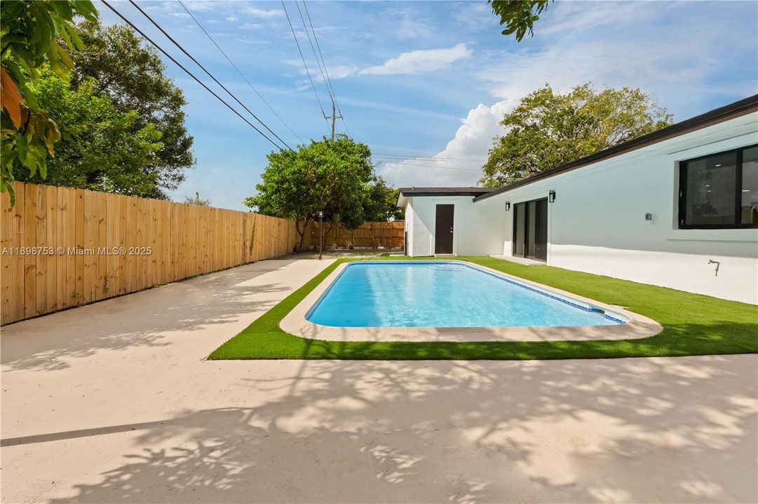 Под контрактом: $659,000 (4 спален, 3 ванн, 2132 Квадратных фут)