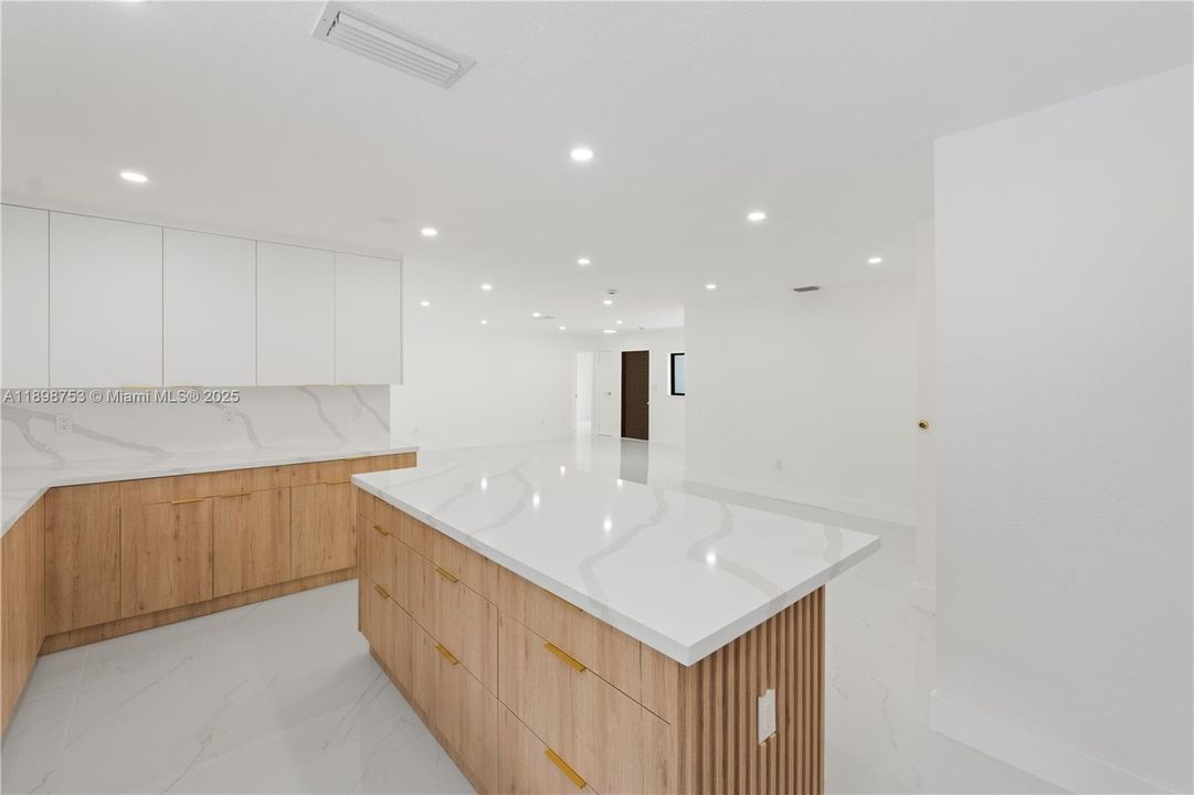 Под контрактом: $659,000 (4 спален, 3 ванн, 2132 Квадратных фут)