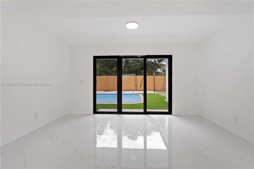 Под контрактом: $659,000 (4 спален, 3 ванн, 2132 Квадратных фут)