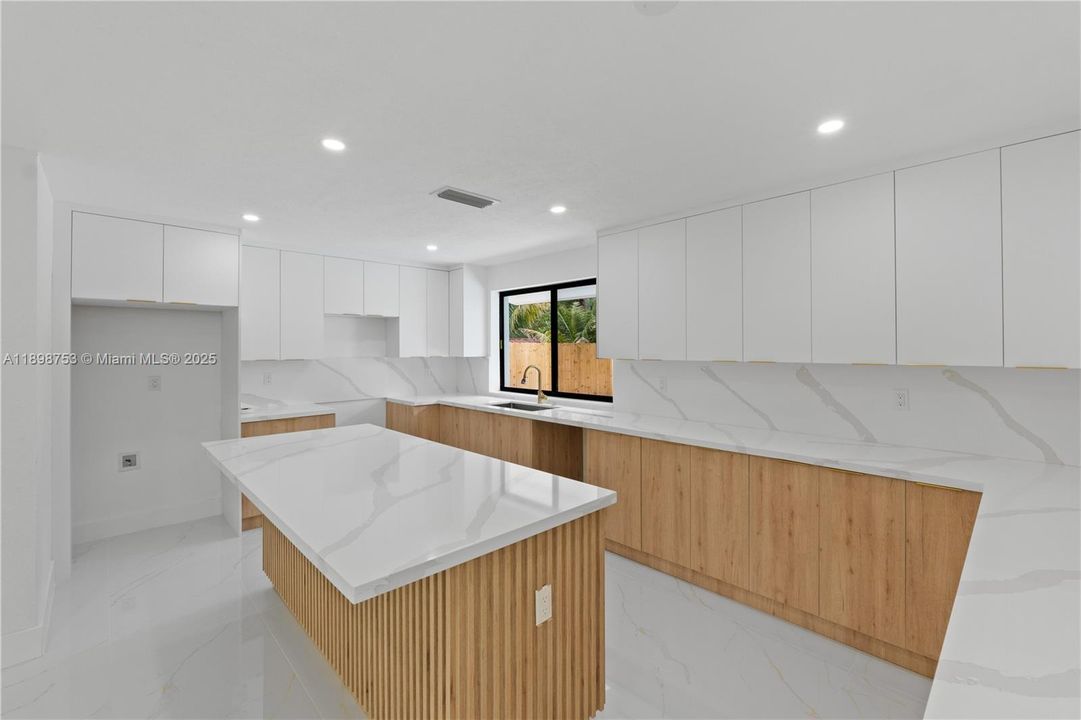 Под контрактом: $659,000 (4 спален, 3 ванн, 2132 Квадратных фут)