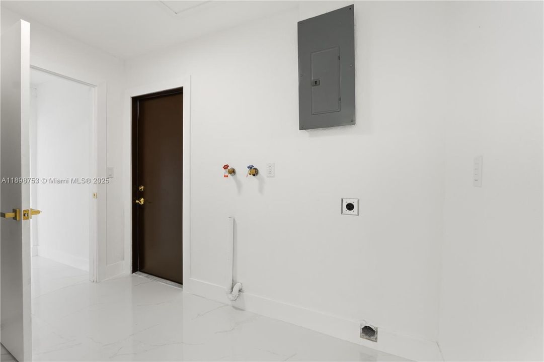 Под контрактом: $659,000 (4 спален, 3 ванн, 2132 Квадратных фут)