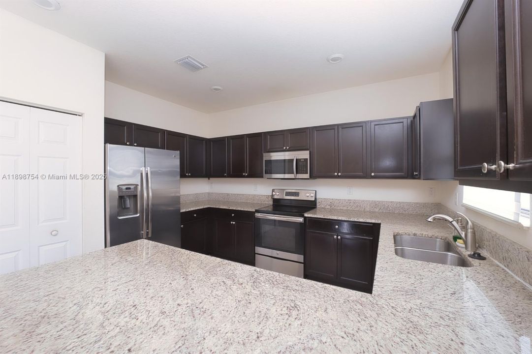 На продажу: $745,000 (4 спален, 3 ванн, 2462 Квадратных фут)