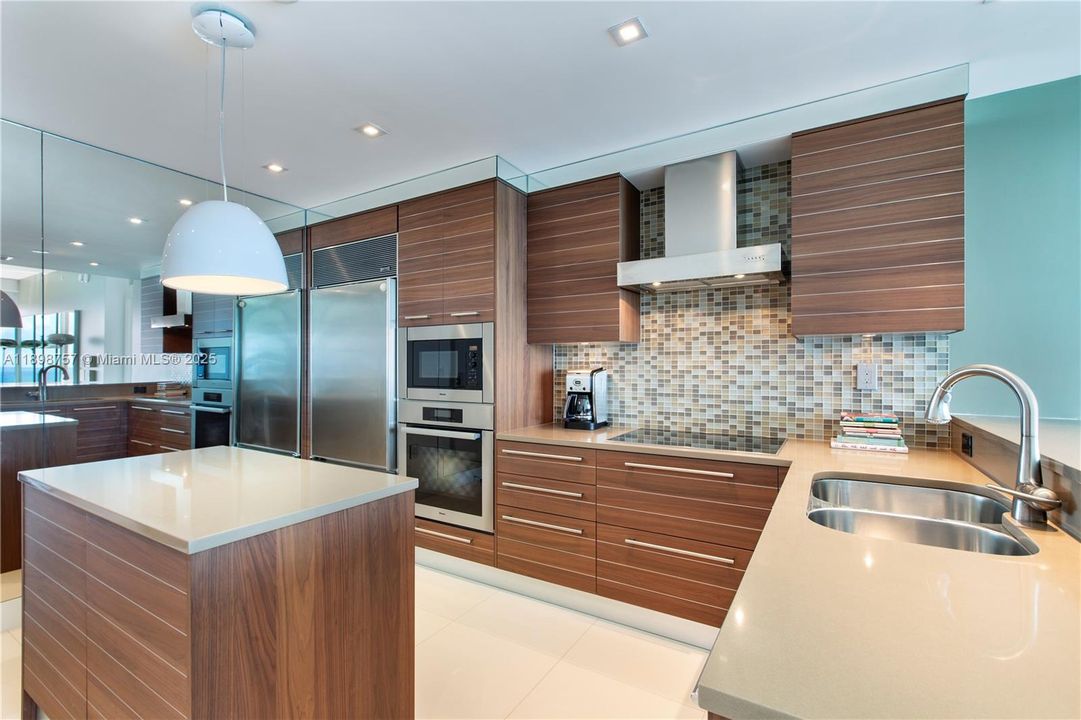 For Sale: $1,350,000 (1 beds, 1 baths, 748 Square Feet)