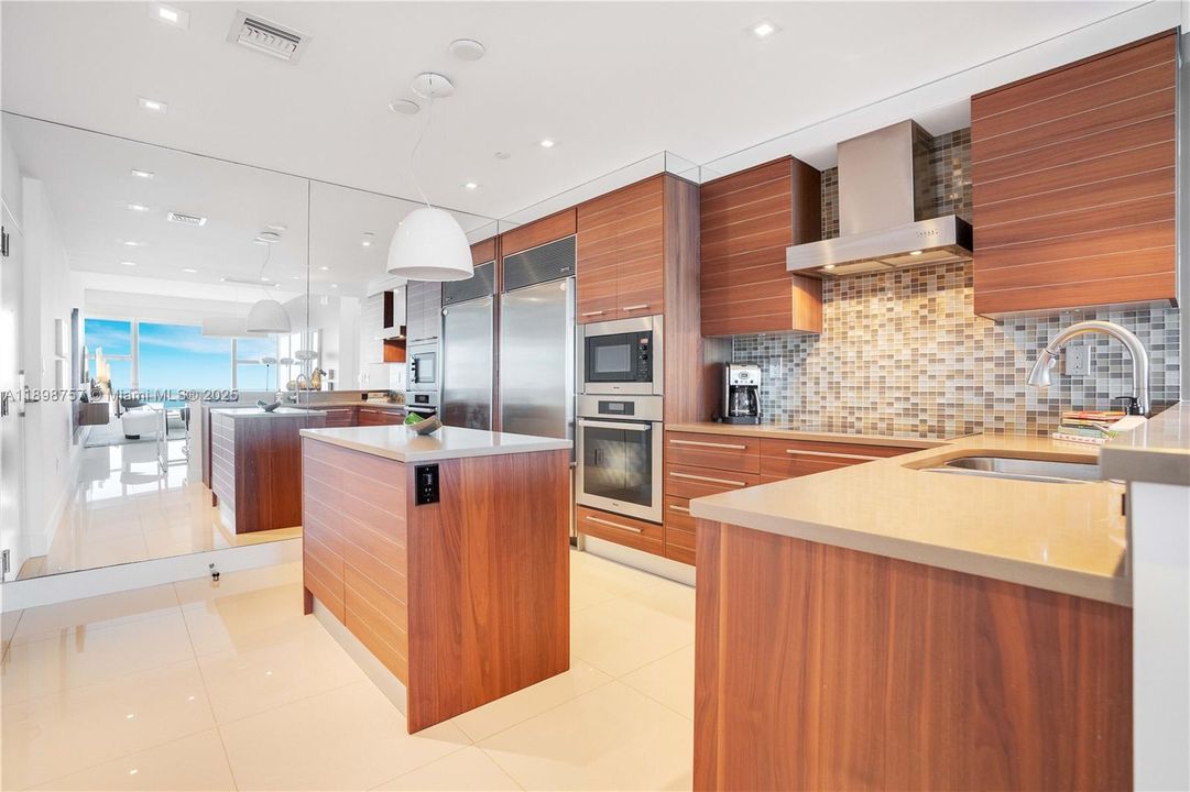 For Sale: $1,350,000 (1 beds, 1 baths, 748 Square Feet)