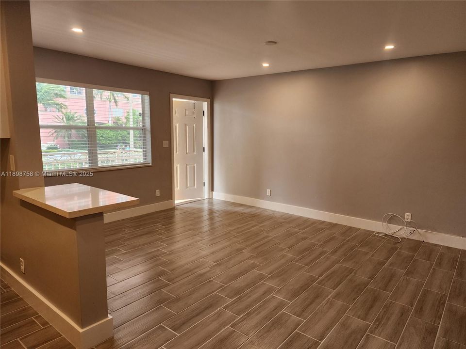 最近租的: $1,700 (1 贝兹, 1 浴室, 610 平方英尺)